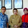 Bupati Kuningan berfoto bersama seusai kunjungannya di kampus STIKKU.